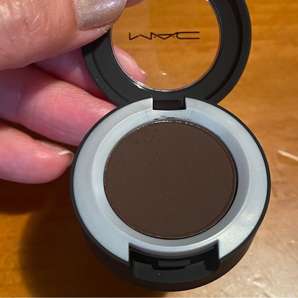 MAC Powder Kiss Soft Matte Eyeshadow Give a Glam - Picture 8 of 16